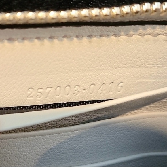 Gucci Gray Embossed Wallet - Picture 6 of 9
